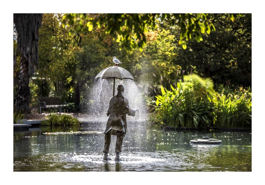 레인 맨 분수가 있는 장식용 연못 (Ornamental pond with Rain Man fountain)